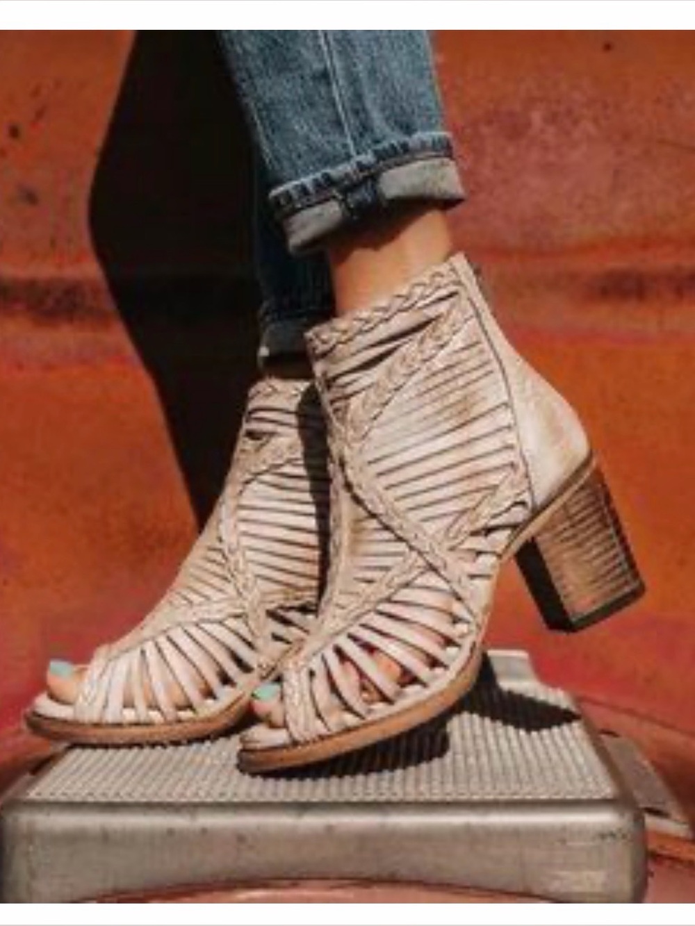 Freebird “BELA” heels Taupe ( gray)